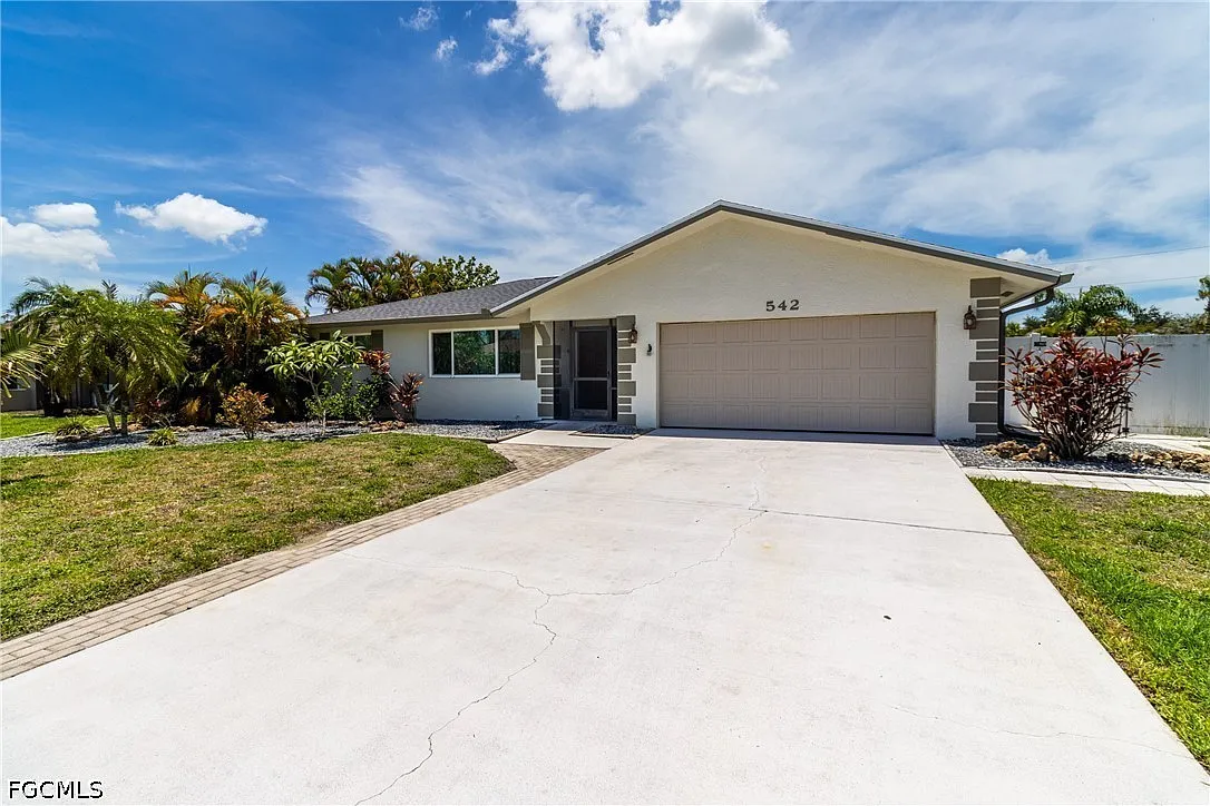 3 bed, 2.0 bath, 1360 sqft, $3,000 — Photo 1
