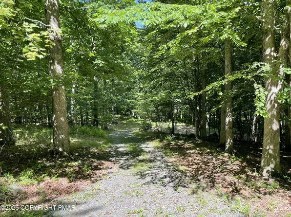 240 Mud Run Rd, Cresco, PA 18326