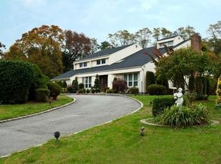 5 Albertson Ln, Old Westbury, NY 11568