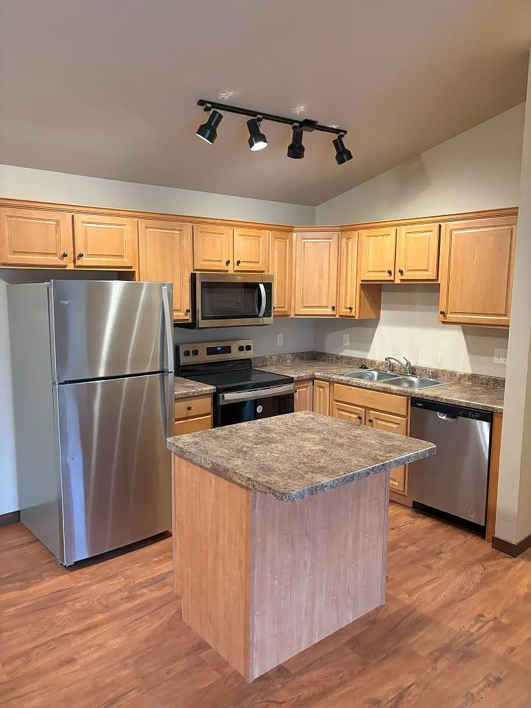 122-128 Mainline Dr — Photo 2