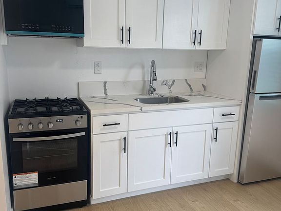2nd image of 1101-1103 W 40th Pl #80b4e8df2