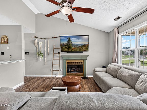 5th image of 409 E Volant Street