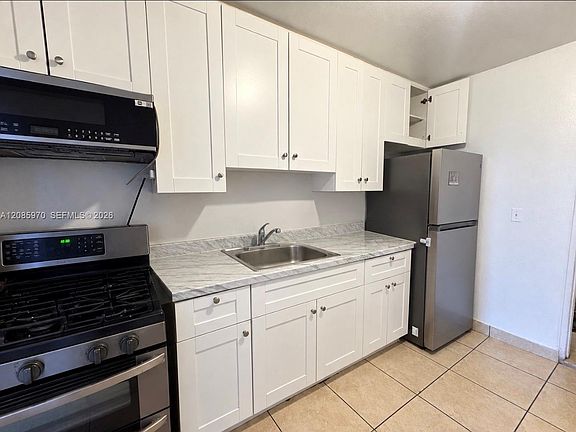2nd image of 1010 E 8th Ct