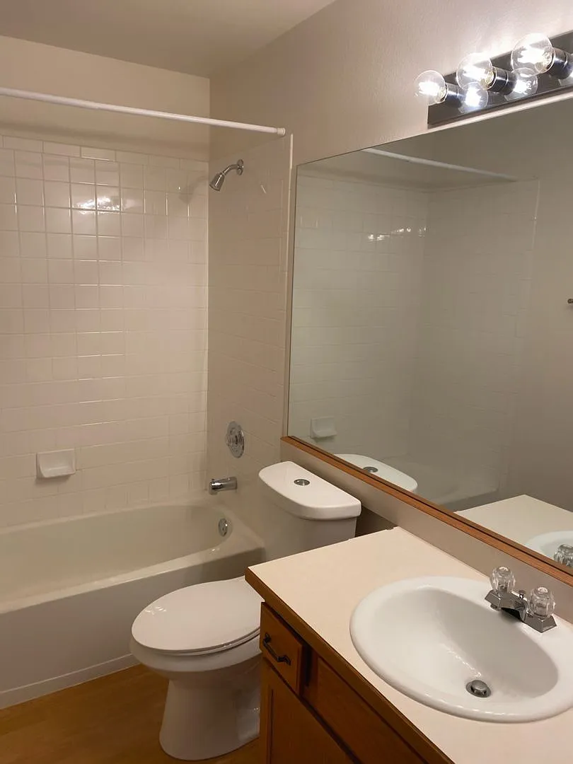 West side condo with mountain views — Photo 1