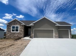 1443 Cardinal Dr, Fairfax, IA 52228
