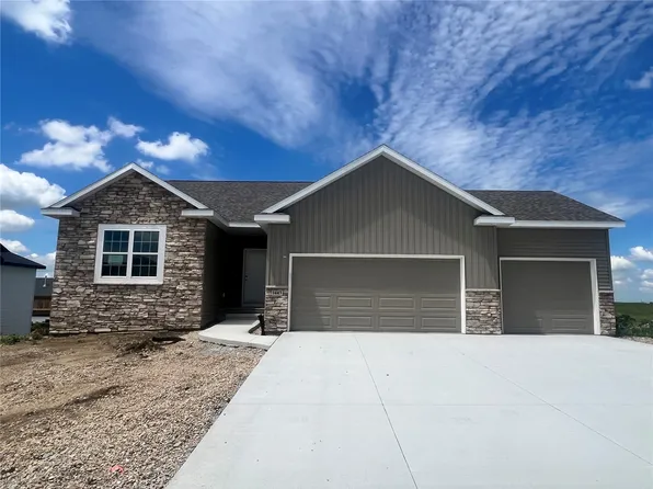 1443 Cardinal Dr, Fairfax, IA 52228