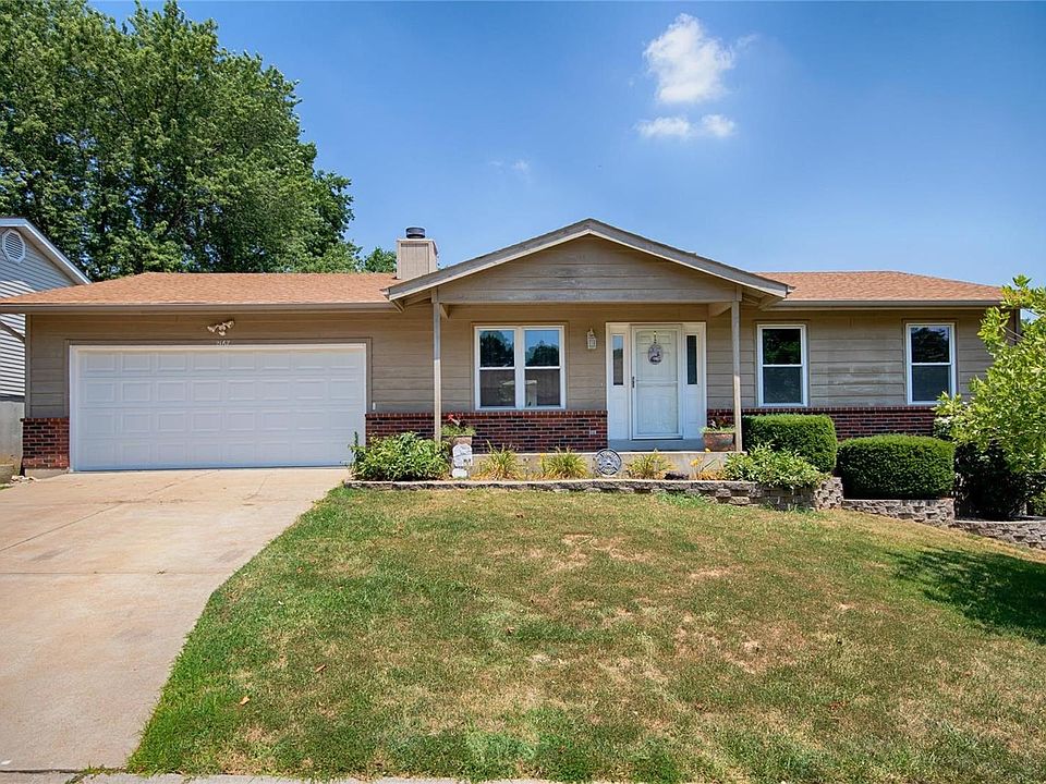 Nice curb appeal on this charming ranch home!