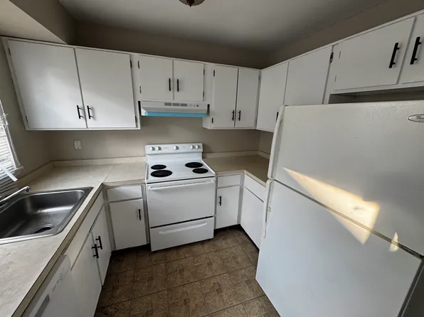 6 Locust Ct, Sicklerville, NJ 08081