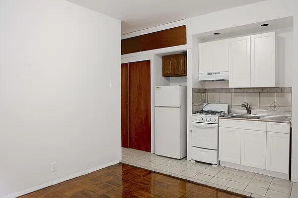 Rented by Astoria Realty | media 16