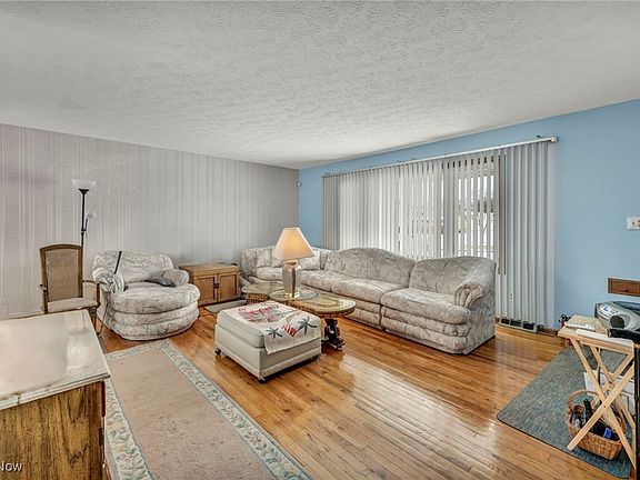 4th image of 23928 Kennedy Dr