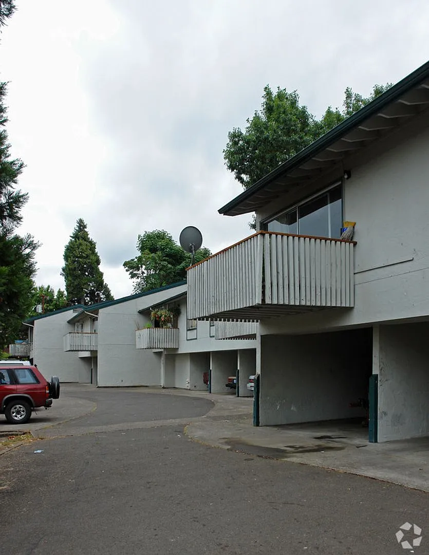 earJ10 — Photo 1