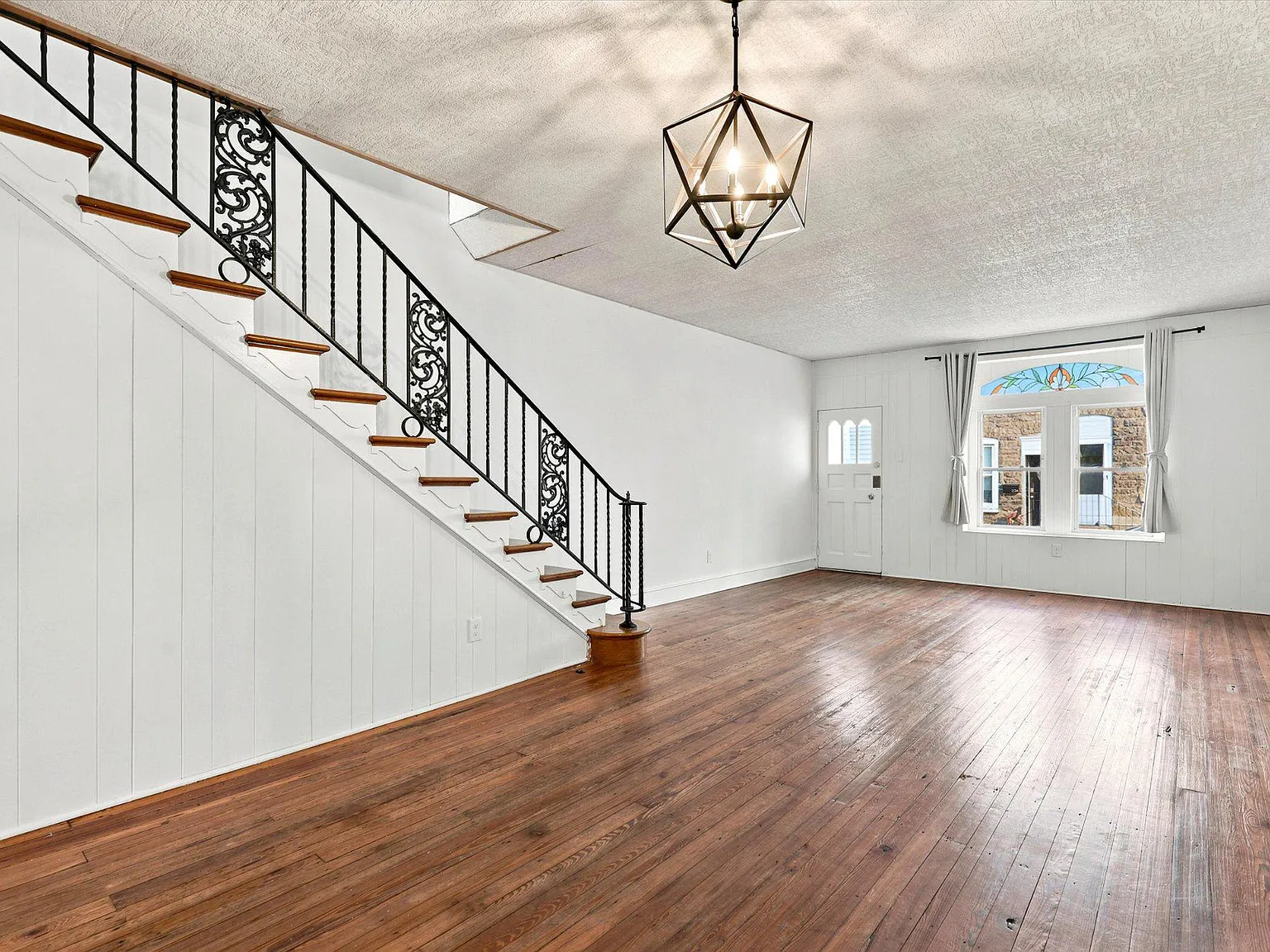 4 bed, 1.0 bath, 1880 sqft, $2,695 — Photo 2