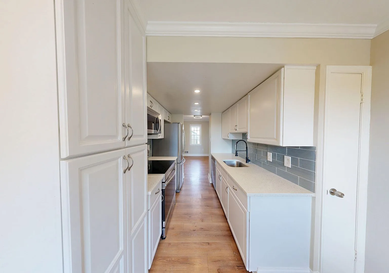 Beautifully updated 3Bed/3.5 townhome! — Photo 4