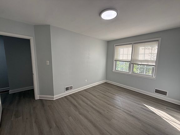 3rd image of 4 Winthrop Ct