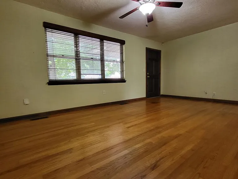 1417 Hollywood Ave — Photo 2
