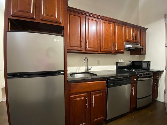 5th image of 132 Graham Ave #1