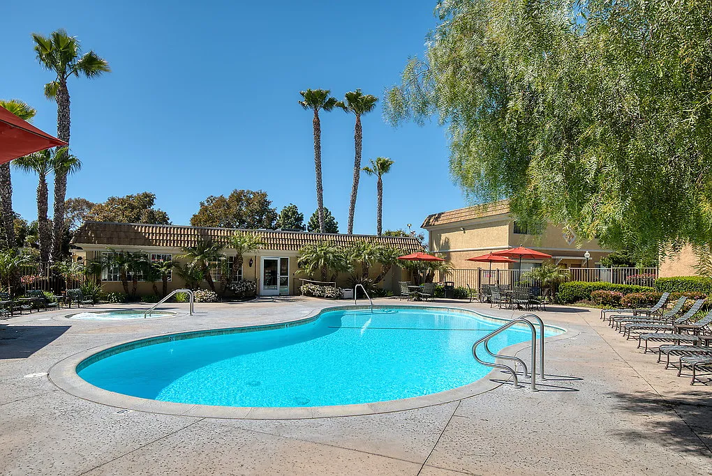 Monterey Villas — Photo 2