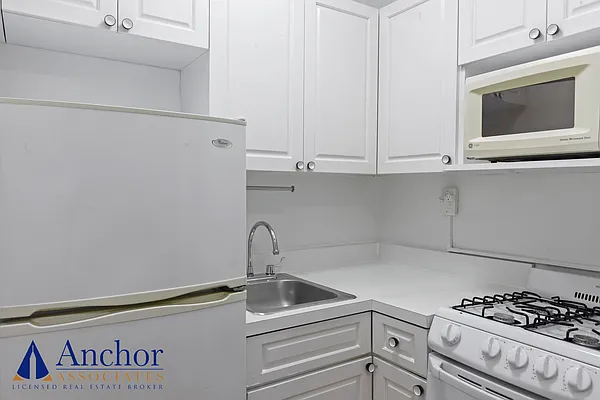 Rented by Anchor Associates | media 9