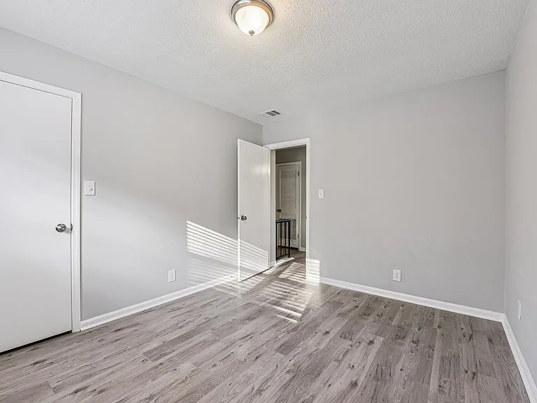 Beautiful Chesney Woods Townhomes — Photo 20
