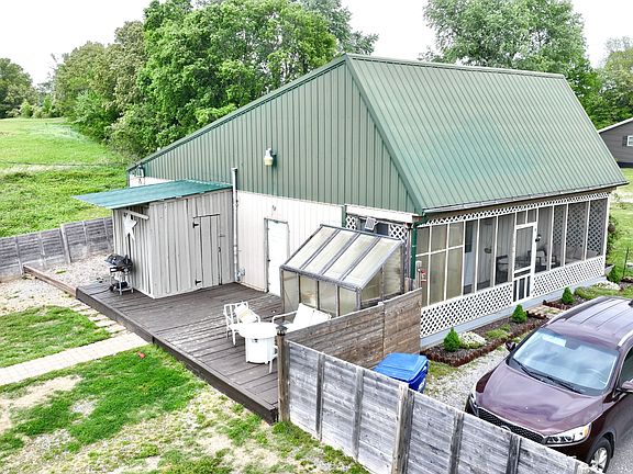 5th image of 582 Cerulean Rd