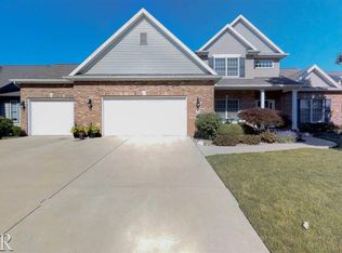7 Stonehedges Ct, Bloomington, IL 61705