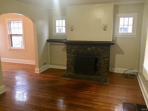 5th image of 165 E Bissell St