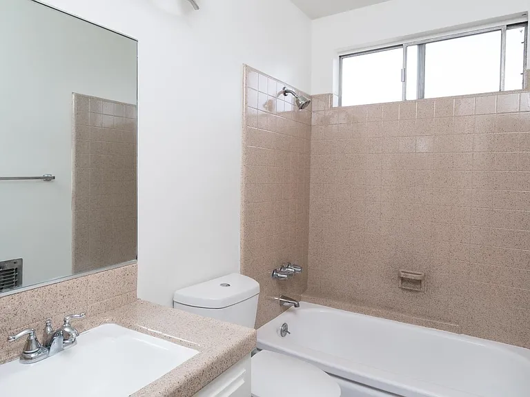 819 Ocean Park Blvd #4 — Photo 6