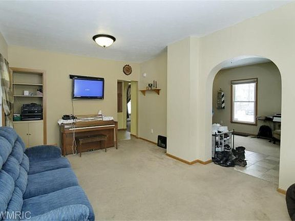 5th image of 24 Broad St S
