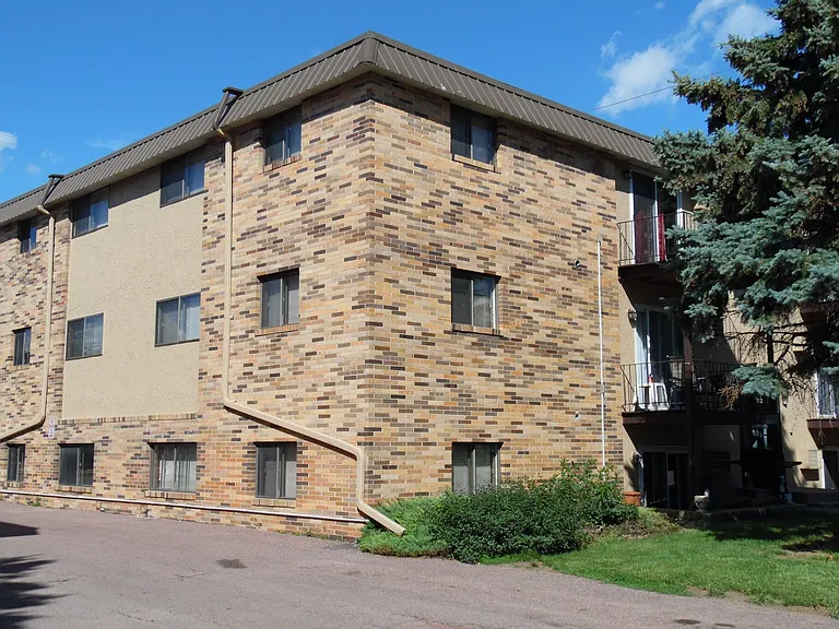 Arnold's Park Apartments — Photo 18