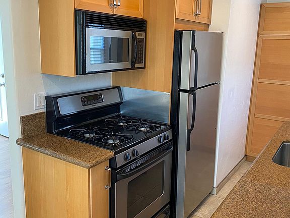 5th image of 929 Missouri St