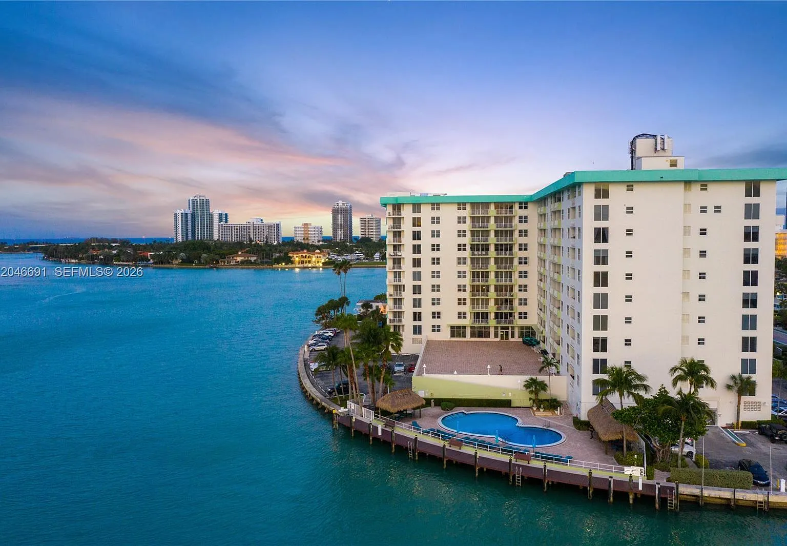 Island Pointe Condo — Photo 1