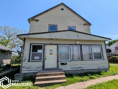 212 S 8th St, Burlington, IA, 52601
