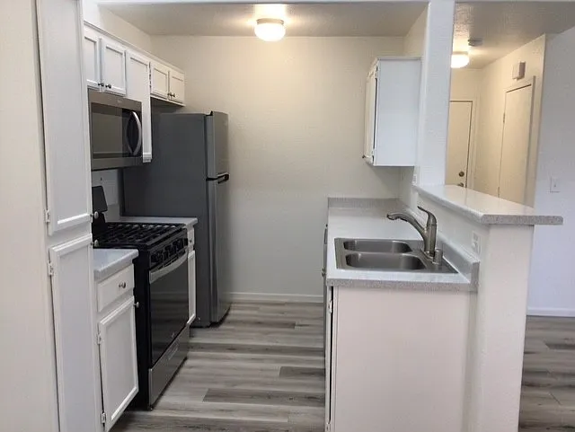 3 bed, 2.5 bath, 1200 sqft, $1,879 — Photo 2
