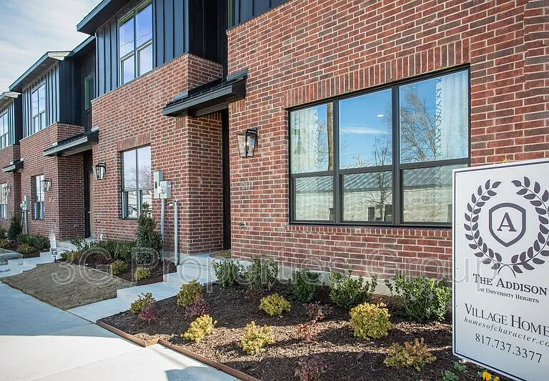 2807 Stanley Ave — Photo 1