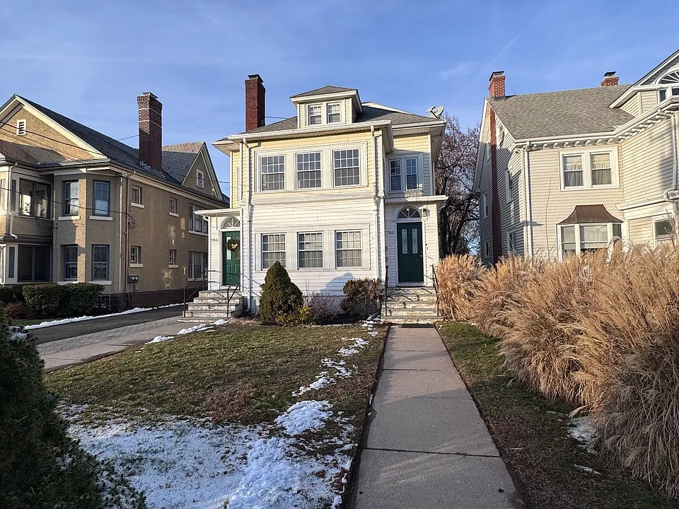 786 Farmington Ave #3