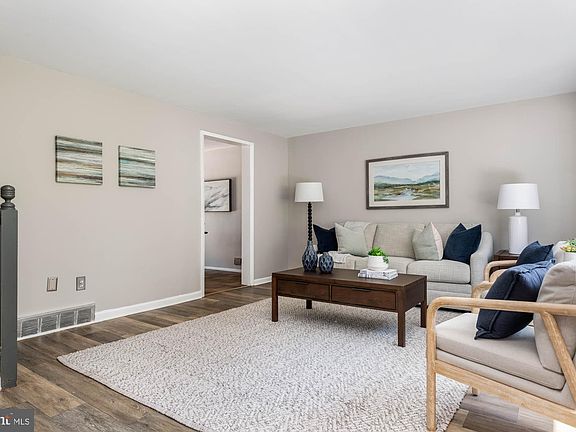 5th image of 44 Jacqueline Dr