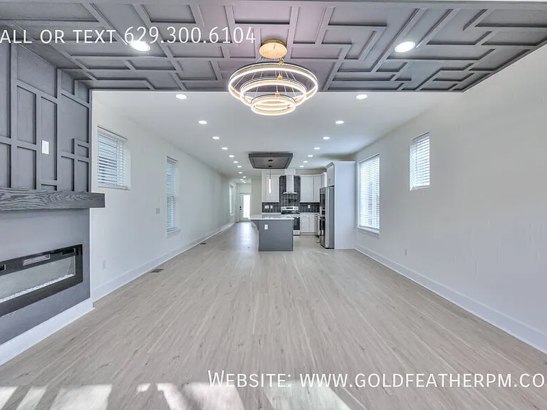 402B E Trinity Ln — Photo 6