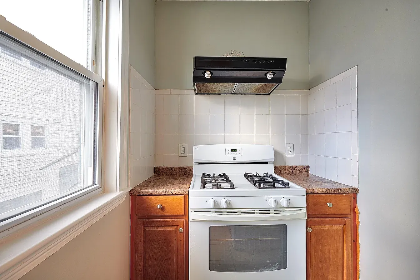 3 bed, 1200 sqft, $2,900 — Photo 2