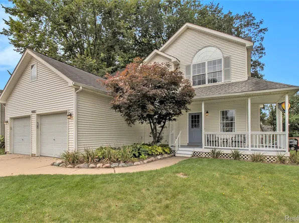 2505 Hickory Circle Dr, Howell, MI 48855