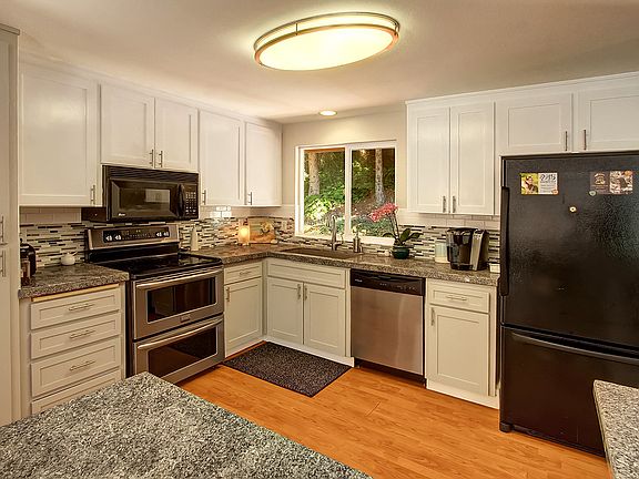 5th image of 17200 Meadowdale Dr
