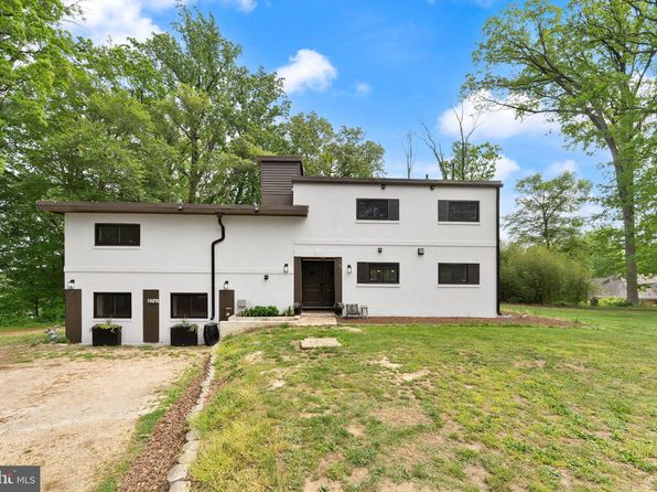 8341 Rolling Rd, Springfield, VA 22153
