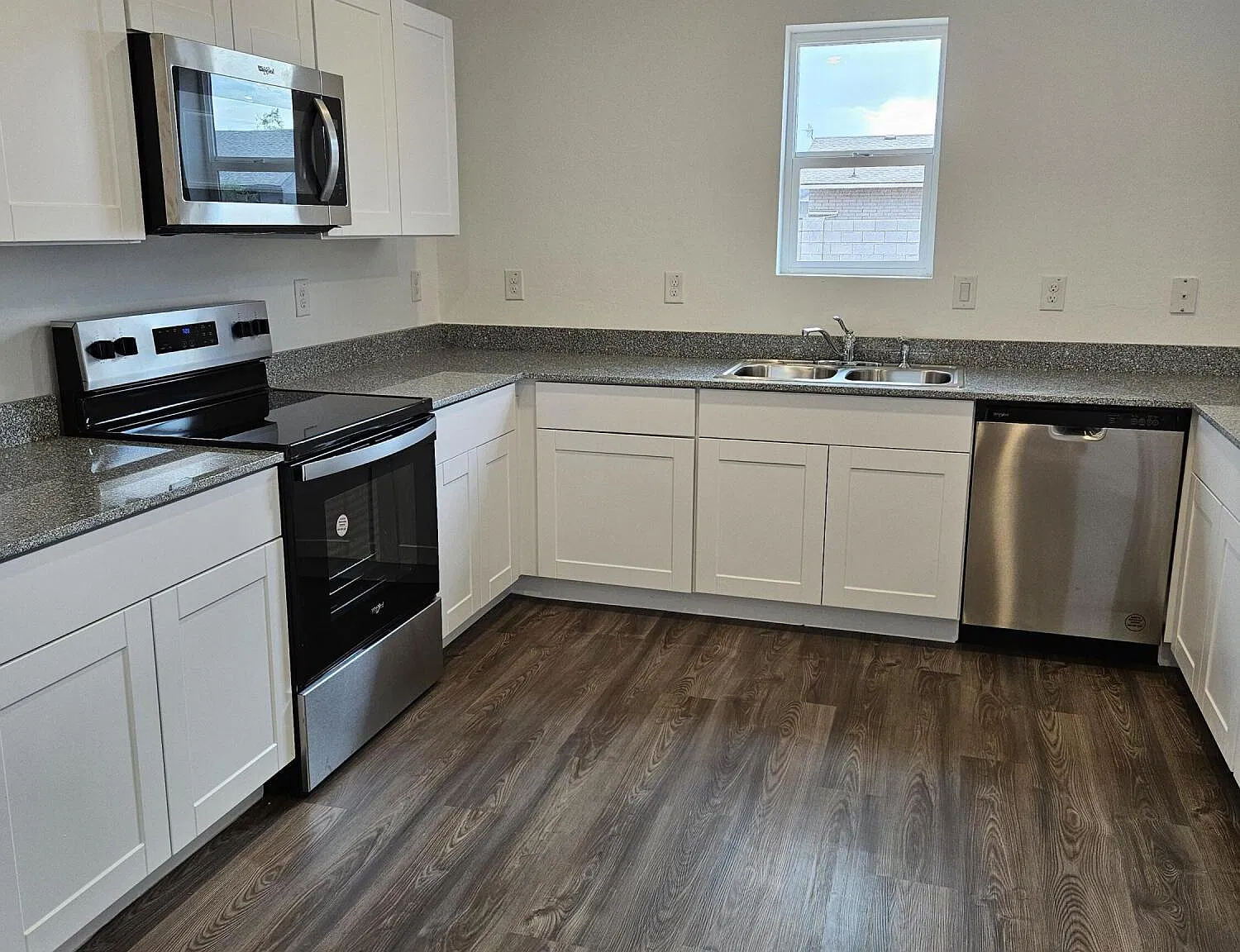 3 bed, 2.0 bath, 1660 sqft, $1,800 — Photo 2