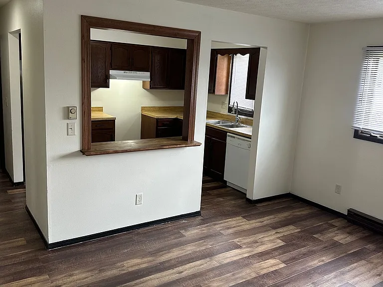 Immaculate Updated 1 & 2 Bedroom with 1 Bath — Photo 9