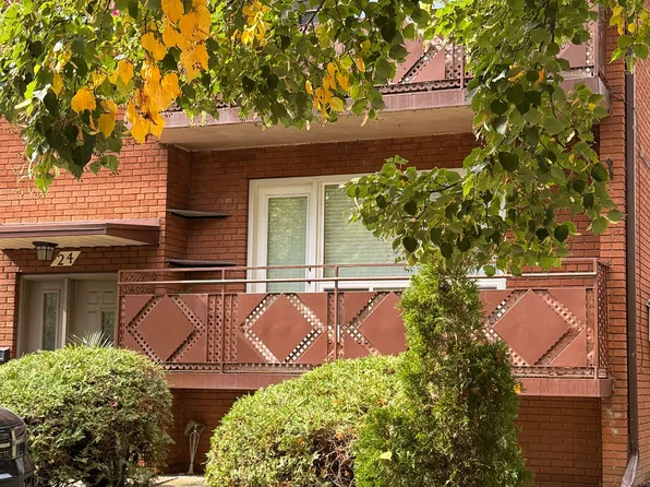 24 Lloyd George Ave Unit 2, Toronto, ON M8W 3W4
