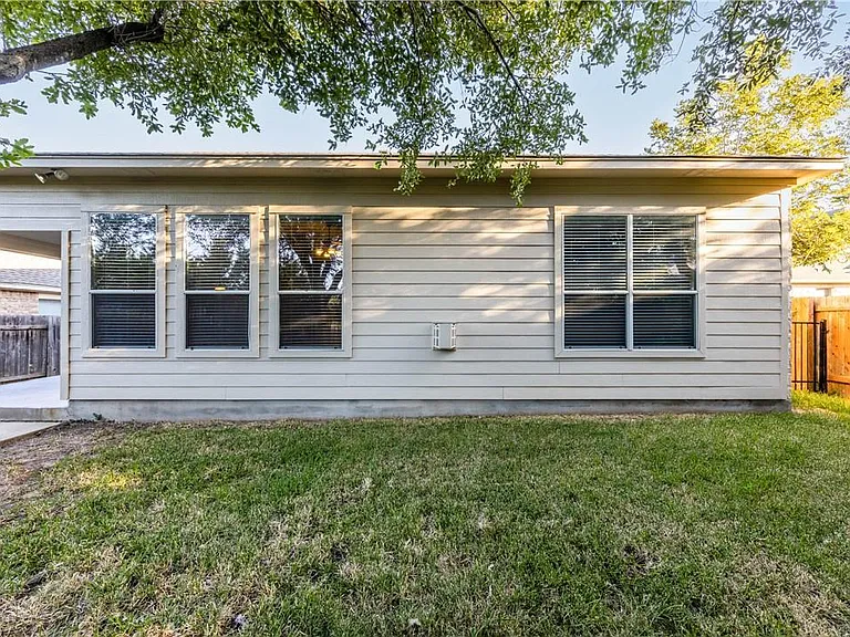3509 Pine Needle Cir — Photo 32