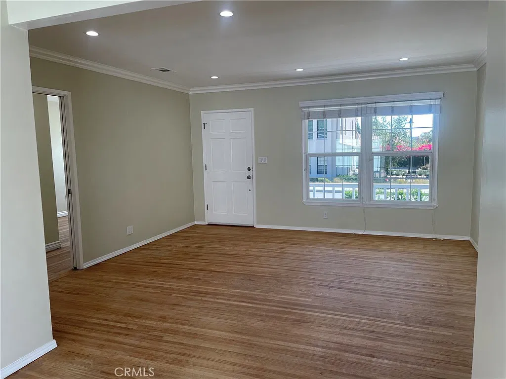 3 bed, 1050 sqft, $3,300 — Photo 3