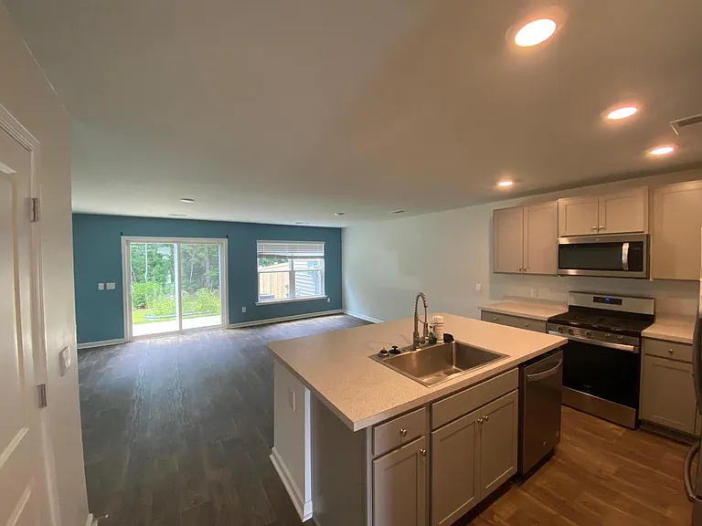 135 E Sunrise Ln — Photo 4