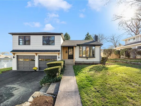 80 Crestwood Rd, Cranston, RI 02920