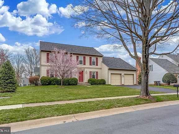 3rd image of 18 Hollyberry Ct