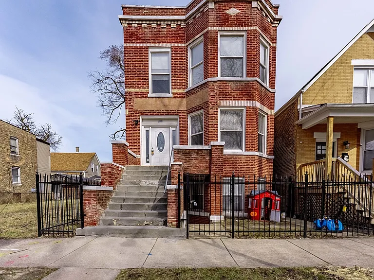 555 N Lawler Ave #1 — Photo 1